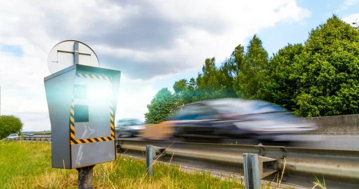 Autovelox fa la multa a tutte le auto che passano: segnala sempre la stessa velocità