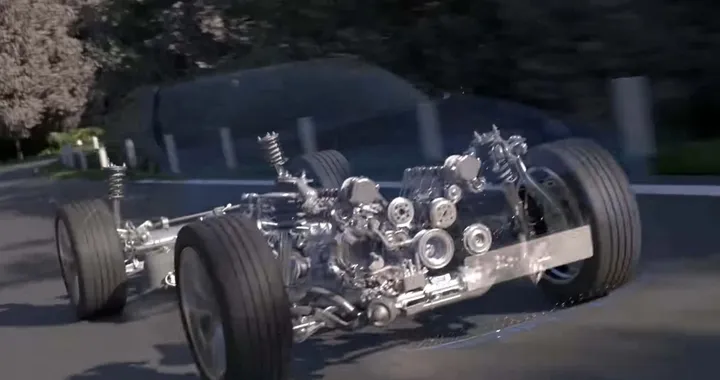 Toyota gioca col fuoco: perché ha infilato un V8 in un video sull’ibrido?