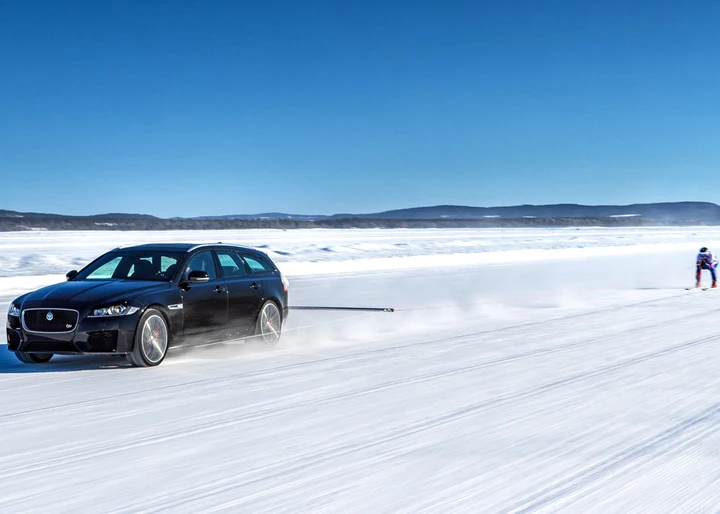 Jaguar XF Sportbrake da record: sciatore trainato sulla neve a 189 km/h