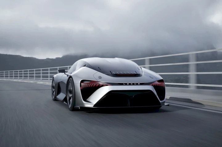 Lexus, nuova coupé elettrica: prime immagini dei test di sviluppo