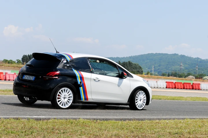 Peugeot 208 GTi Nove: la prova in pista