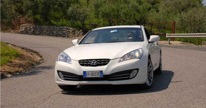 Hyundai Genesis Coupe 2.0 Turbo Sport in prova