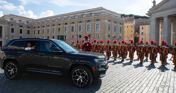 Roma si ferma: il Papa viaggia in una Jeep ibrida plug-in