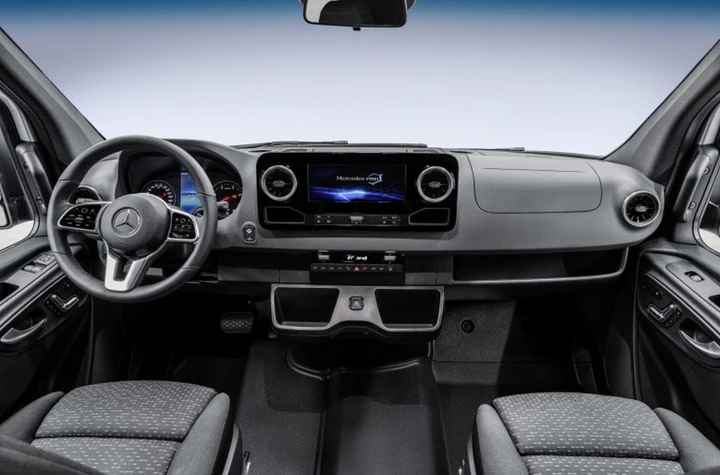 Nuovo Mercedes Sprinter 2018: prime immagini degli interni