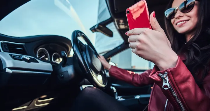 Mamma al volante con il cellulare in modalità selfie: multa per guida pericolosa