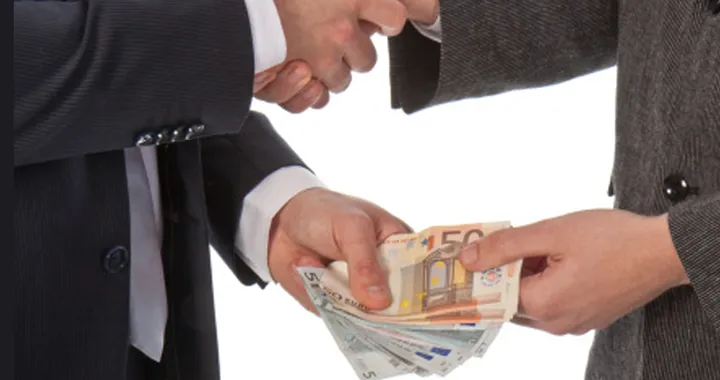 Per corrompere un poliziotto non bastano 100 euro