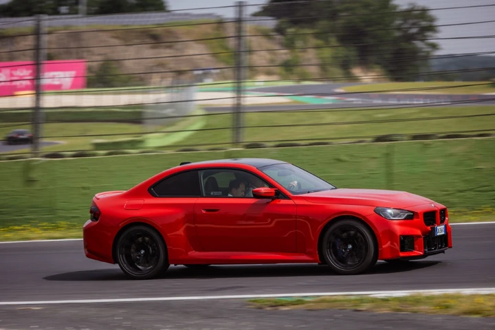 BMW M2 2023: divertimento di guida assoluto! La PROVA IN PISTA