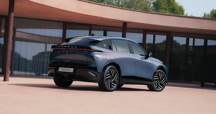 Lancia Gamma si mostra: il nuovo SUV italiano debutta con motori ibridi ed elettrici