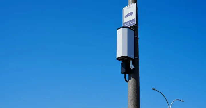 Addio colonnine: il futuro della ricarica EV passa dai pali della luce