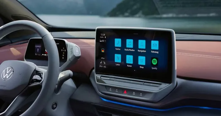 Auto cinesi, tornano i tasti fisici: addio ai maxischermi?