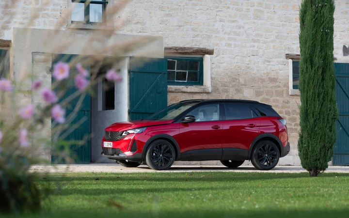 Nuova Peugeot 3008 GT Black Pack: immagini ufficiali