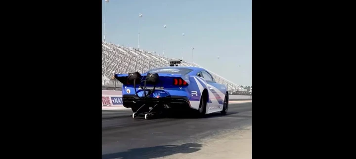 Ford Mustang elettrica da 2.200 CV: record 6,87 secondi sul quarto di miglio