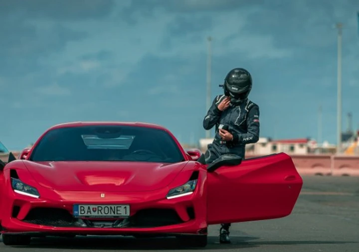 Fabio Barone sfida il record mondiale di velocità su Nave Trieste con la Ferrari SF90