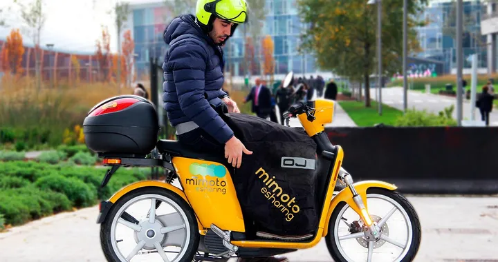MiMoto: arrivano i coprigambe OJ per il servizio di e-scooter sharing