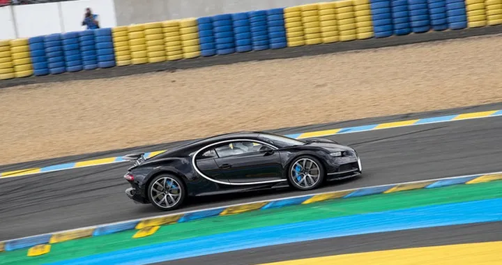 Bugatti Chiron: a Le Mans vola a 380 km/h