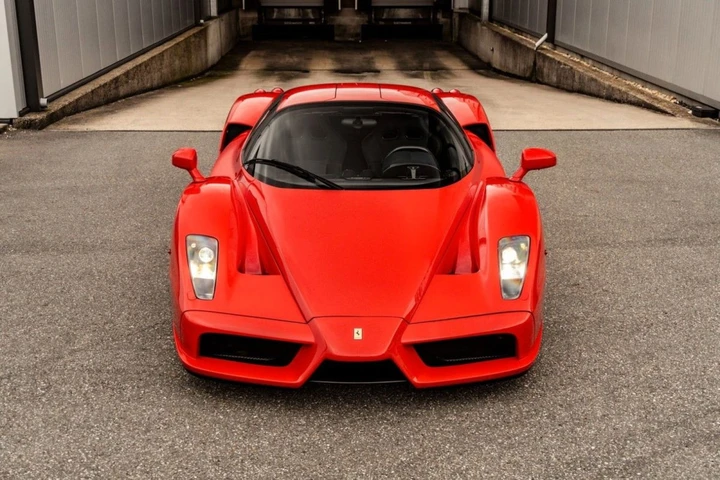 Acquista Ferrari Enzo mai usata in vent'anni: 4,7 milioni di dollari il valore