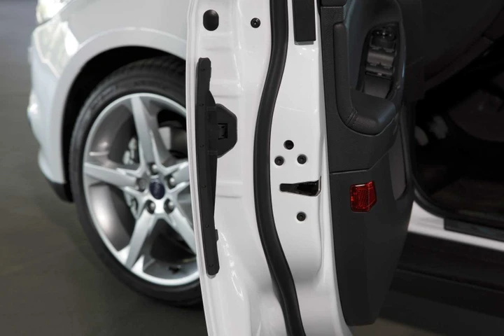 Ford Focus: protezione in gomma salva-portiere
