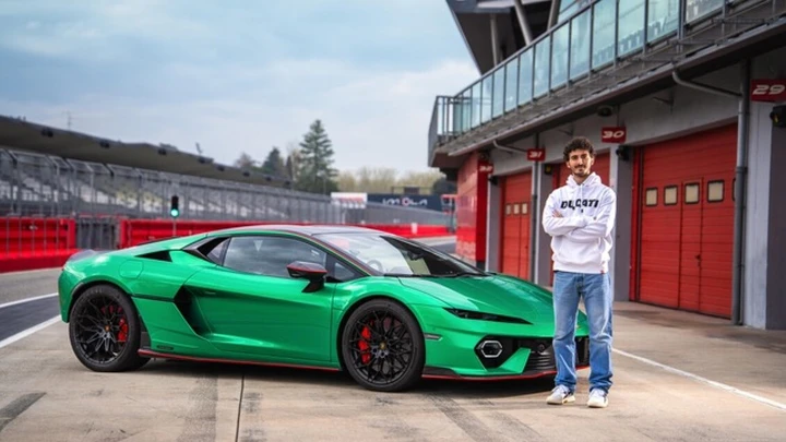 Francesco Bagnaia prova in pista la Lamborghini Temerario
