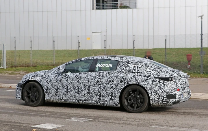 Mercedes-Benz EQS: le foto spia