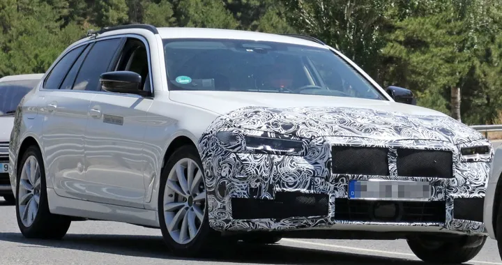 BMW Serie 5: foto spia del restyling