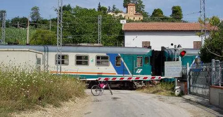 Salerno: abbandonata auto sui binari, è tilt