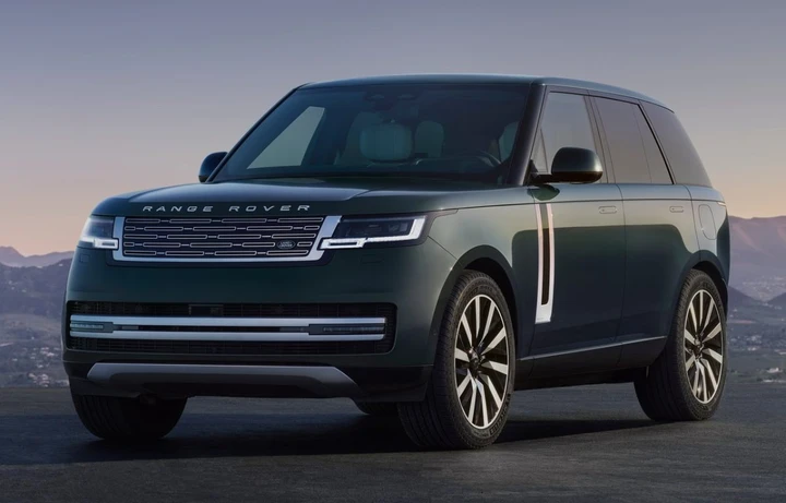 Range Rover Electric debutta in Italia: 550 CV e 600 km di autonomia