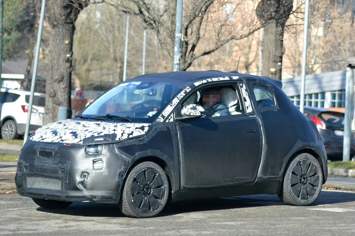 Fiat 500 elettrica: foto spia durante i collaudi su strada