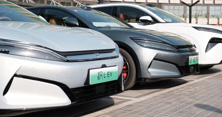 Corsa al ribasso e sovrapproduzione: la Cina rischia la crisi dell’auto elettrica