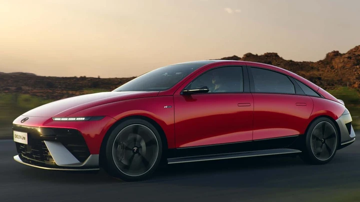 Hyundai Ioniq 6 2026: la promessa di 700 km con una carica