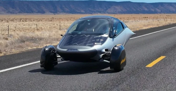 Aptera: l’auto solare che produce più energia di casa