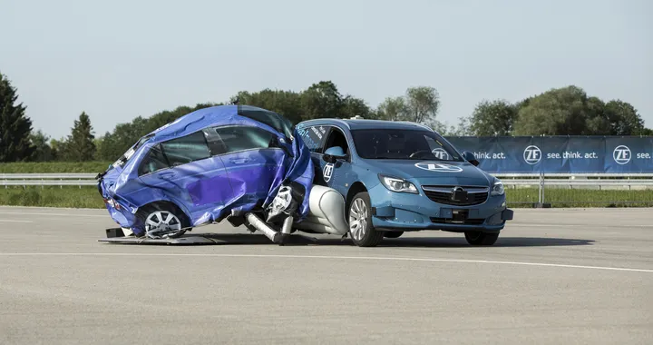 Sicurezza: da ZF il primo Airbag esterno