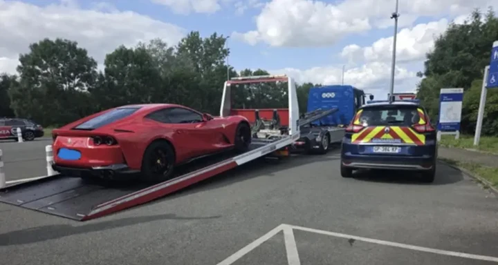 A tutta velocità con la Ferrari e un bambino a bordo: auto confiscata
