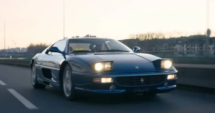 Ferrari F355 Berlinetta: il ruggito che ha fermato il tempo a Parigi [VIDEO]