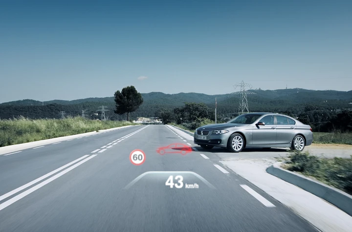 Bmw Serie 5: il teaser dei sistemi di guida semiautonoma
