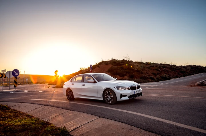 Bmw 330e 2019: immagini ufficiali
