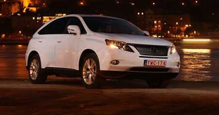 Lexus RX 450h: il SUV ibrido si rinnova