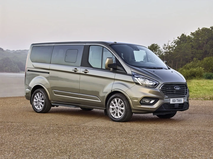 Nuovo Ford Tourneo Custom: comfort per nove