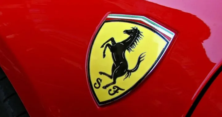 Ferrari e Lamborghini frenano sull’elettrico: debutti rinviati e strategie riviste