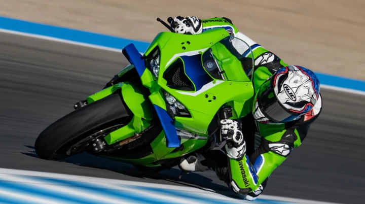 Kawasaki svela Ninja ZX 10RR, Ninja 7 Hybrid, KLE 500 e nuove Z1100 a EICMA 2025