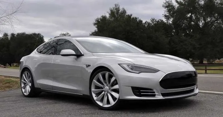 Tesla prepara il crossover elettrico Model X