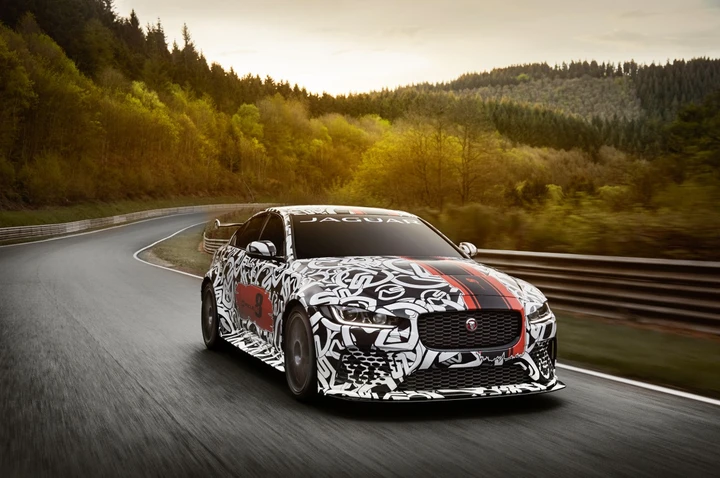 Jaguar XE SV Project 8 2017: prime immagini ufficiali