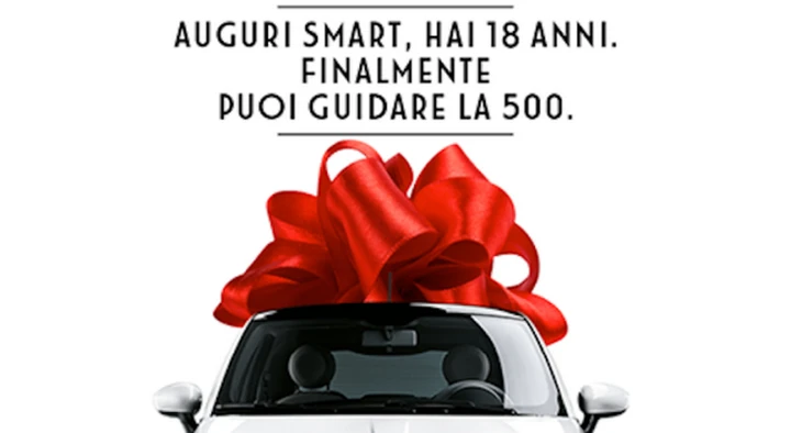 La Smart è maggiorenne, la Fiat 500 le fa gli auguri
