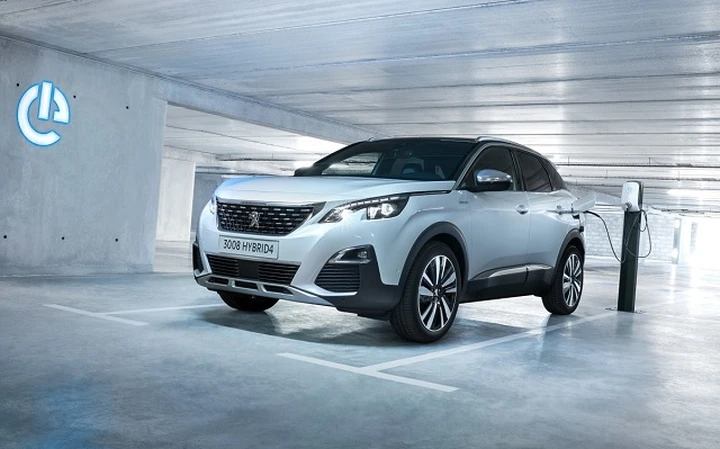 Peugeot 3008 GT Hybrid4: caratteristiche, dotazioni e consumi