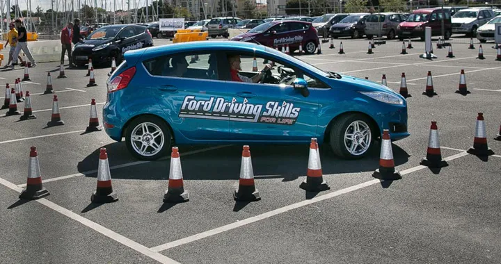Un sondaggio Ford rivela come si comportano i giovani al volante