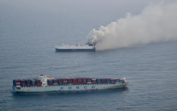 Incendio su nave cargo, migliaia di veicoli vanno a fuoco