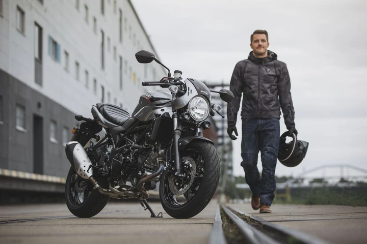 Suzuki SV650X: le immagini ufficiali