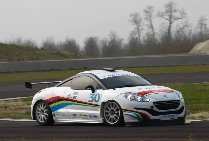 Peugeot: primi test per la RCZ-R Cup