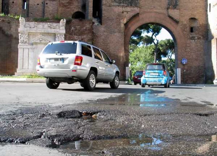 Strade piene di buche? Il Comune è responsabile