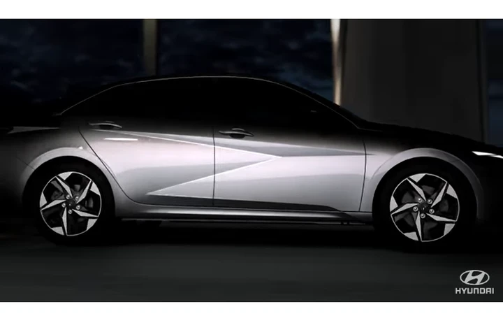 Hyundai Elantra 2021: il teaser prima del debutto