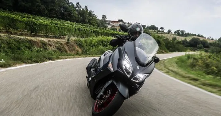 Suzuki: ad aprile continuano le promozioni sulla gamma moto e scooter